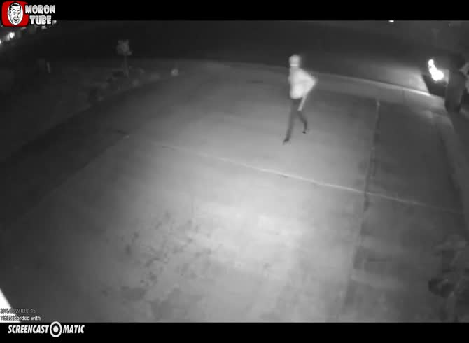 Video :Amateur thief gets it completely wrong